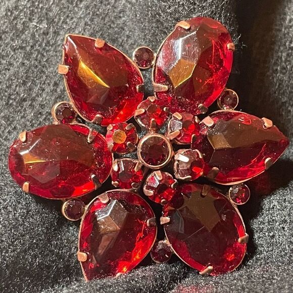 Vintage copper and faux ruby flower brooch - Picture 2 of 5
